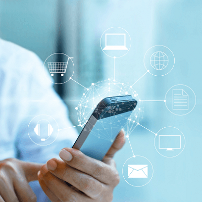 En person holder en smarttelefon med ikoner som representerer nettjenester som shopping, meldinger og nettlesing, rundt enheten.
