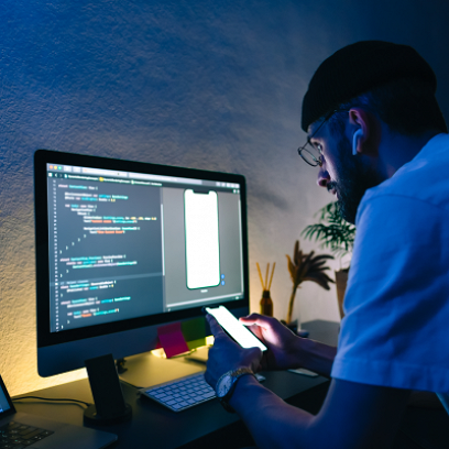 Utvikler jobber med en mobilapplikasjon i Flutter på datamaskinen, med fokus på å optimalisere brukergrensesnittet og funksjonaliteten.