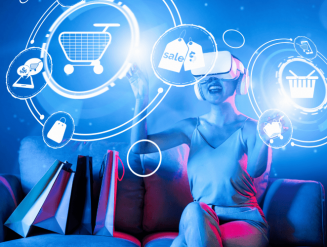 Kvinne sitter i en sofa med handleposer rundt seg, iført VR-briller. Digitale ikoner for netthandel og rabatter svever rundt henne