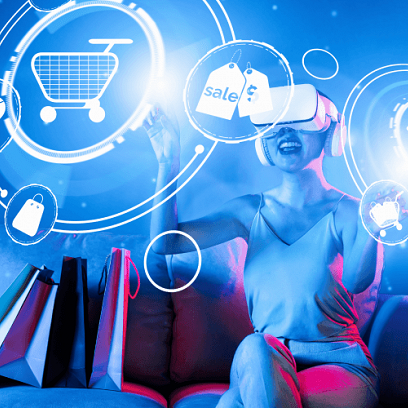 Kvinne sitter i en sofa med handleposer rundt seg, iført VR-briller. Digitale ikoner for netthandel og rabatter svever rundt henne