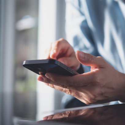 Illustrasjon av en utvikler som jobber på én bærbar PC, mens ikoner for mobil, nett og desktop svever rundt – symboliserer at én kodebase kan brukes til flere plattformer med Flutter.