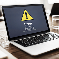 Bærbar PC som viser feilmelding med et varseltrekant-ikon og teksten 'Error – try again', symboliserer tekniske problemer eller vedlikehold av nettstedet.