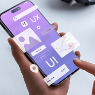 Person holder en smarttelefon med åpen mobilapp som viser elementer for brukergrensesnitt (UI) og brukeropplevelse (UX), inkludert menyer, grafer og navigasjonsknapper. Appen har et moderne, lilla design.